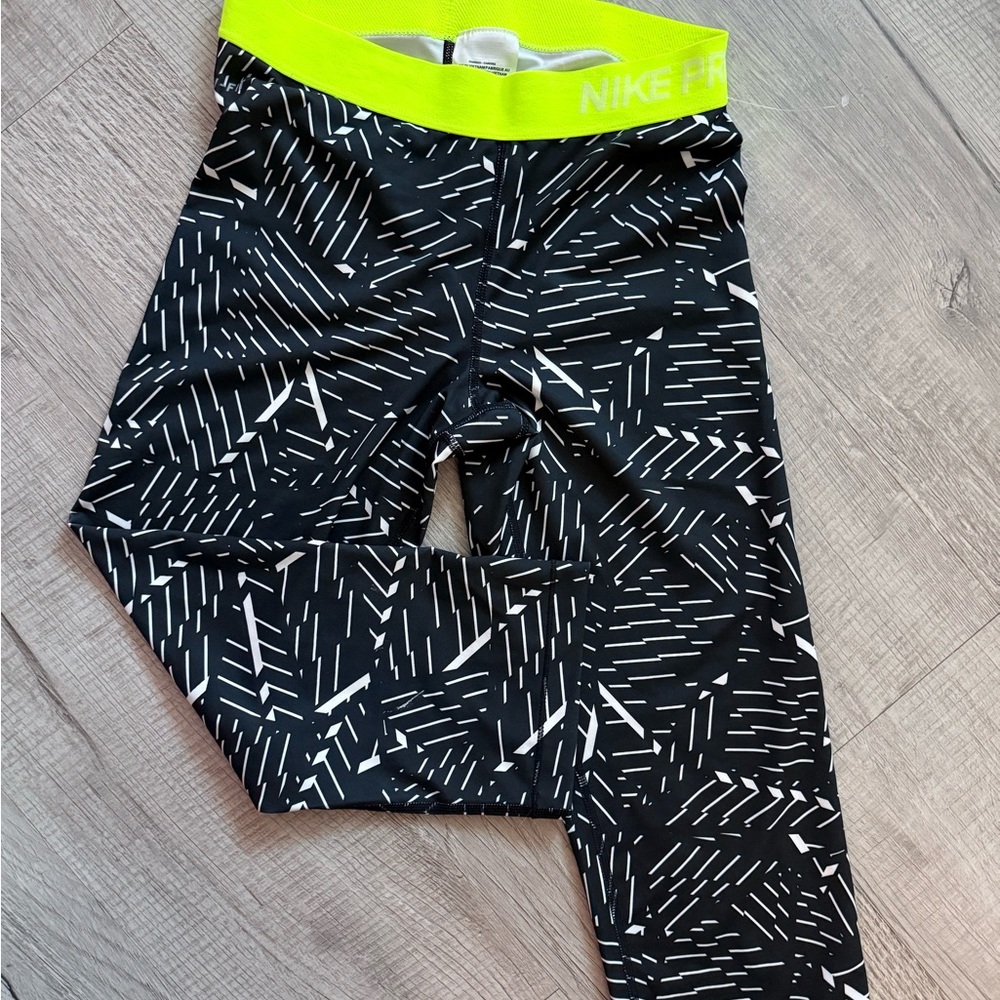 Nike women’s  Black and White Patterned Leggings